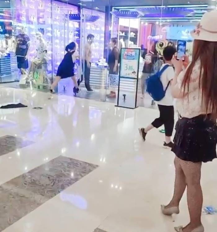 ตบแฟนกลางห้าง