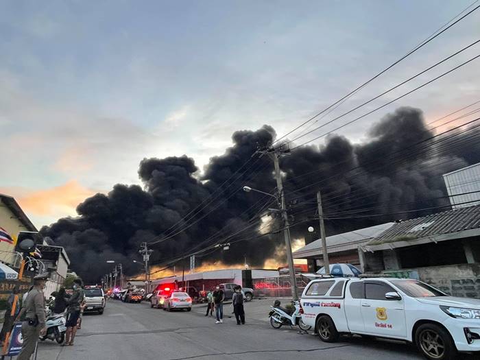 โรงงานกิ่งแก้วไฟไหม้