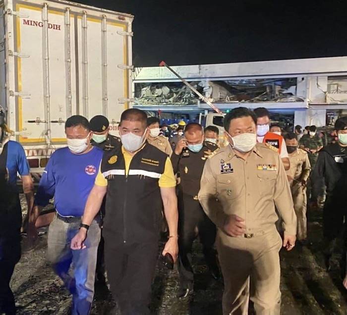  โรงงานกิ่งแก้วไฟไหม้