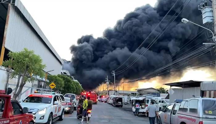 โรงงานกิ่งแก้วไฟไหม้