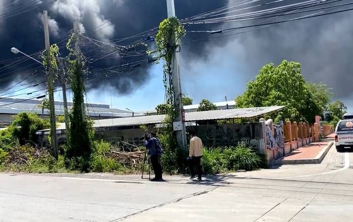 โรงงานกิ่งแก้วไฟไหม้