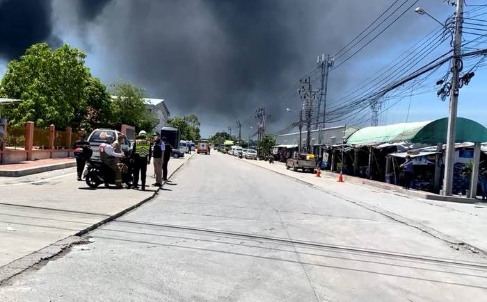 โรงงานกิ่งแก้วไฟไหม้