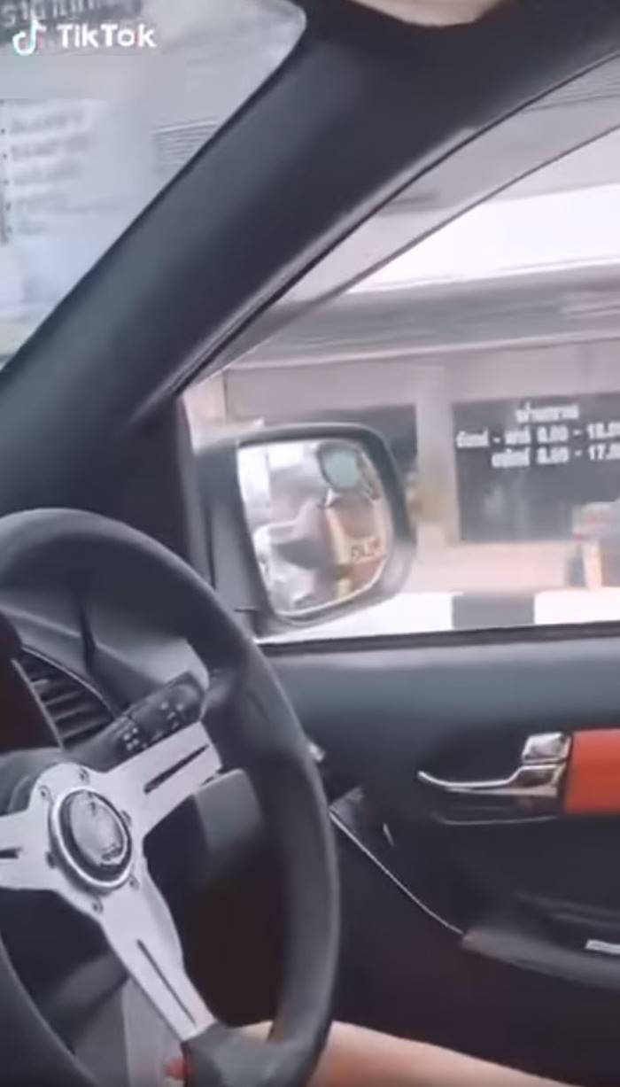 ตำรวจมองนม