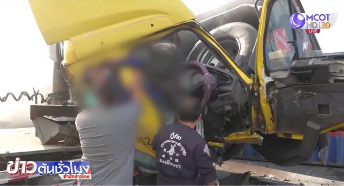 รถพ่วงชนรถพ่วง