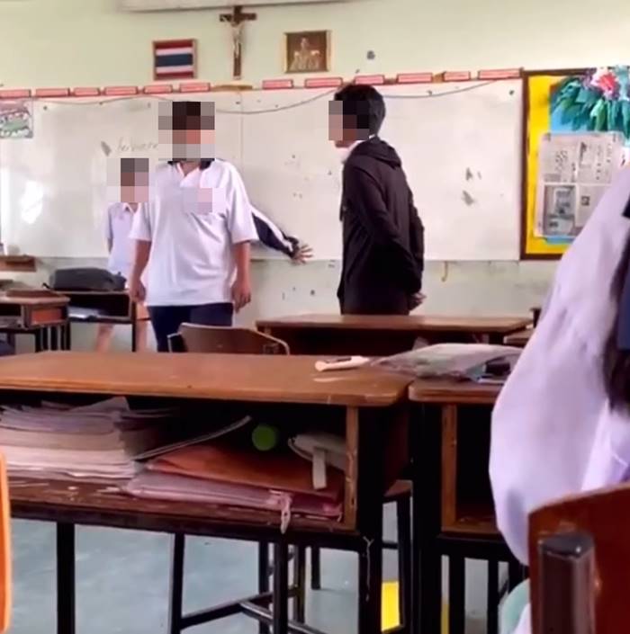 รรเรือติดถนนย่านศรีราชา