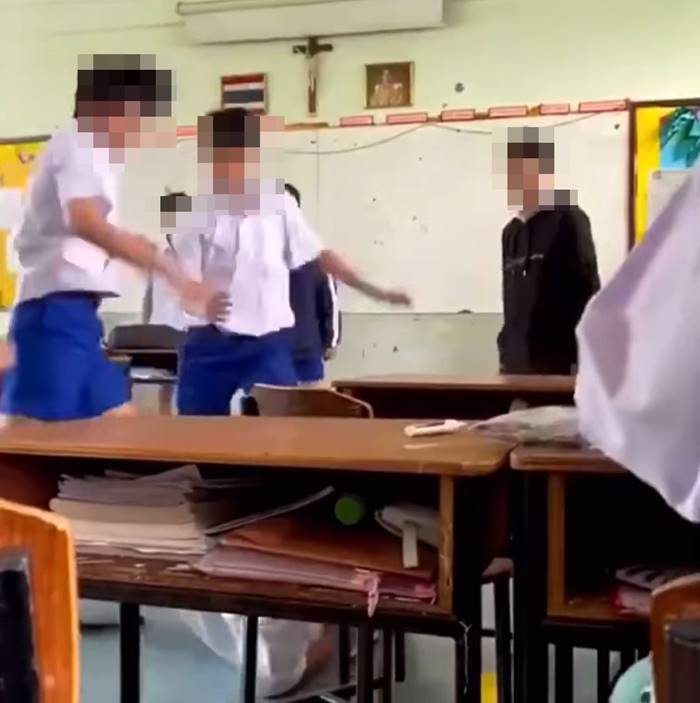 รรเรือติดถนนย่านศรีราชา