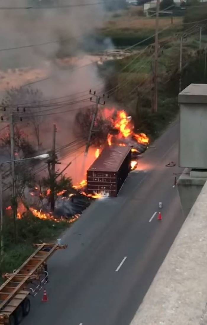 ตู้คอนเทนเนอร์คว่ำ บางนา-ตราด