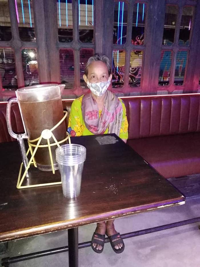 ป้าป้าจองโต๊ะ