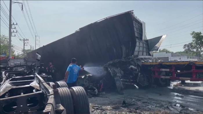 รถพ่วงชนกัน