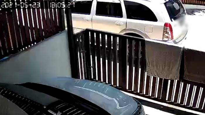 จอดรถขวางหน้าบ้าน