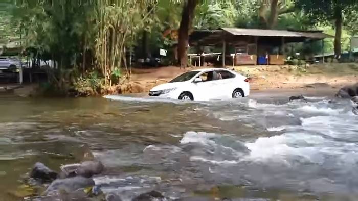 ขับรถข้ามคลอง