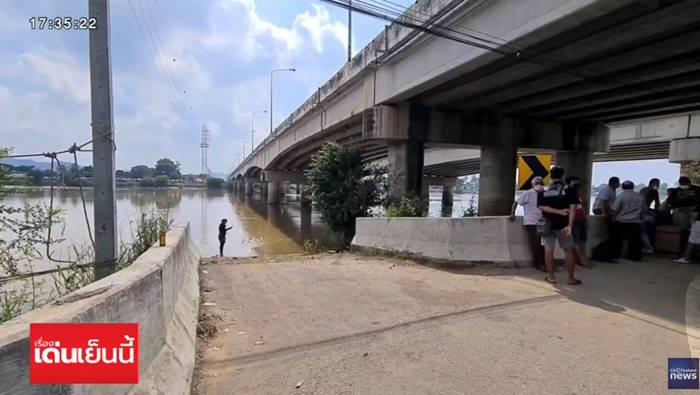 ขับรถตกน้ำ