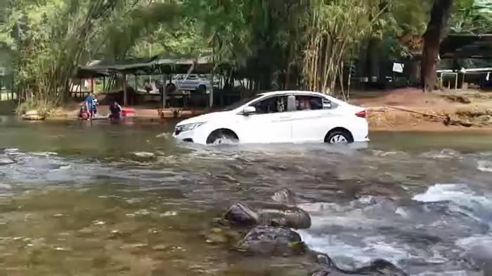 ขับรถข้ามคลอง