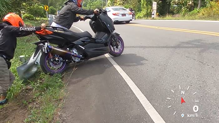 รถตกถนน