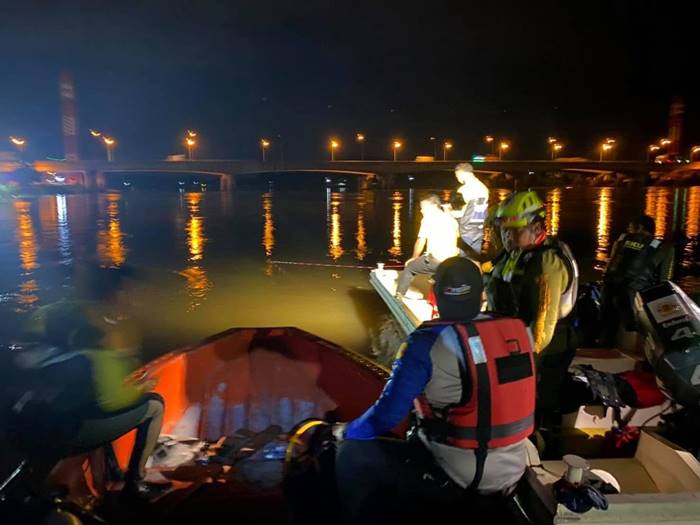 ขับรถตกน้ำ