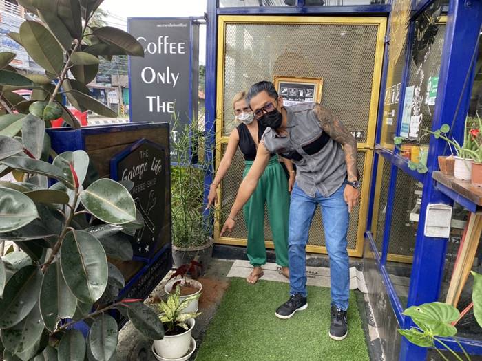 คนขี้หน้าร้านกาแฟ