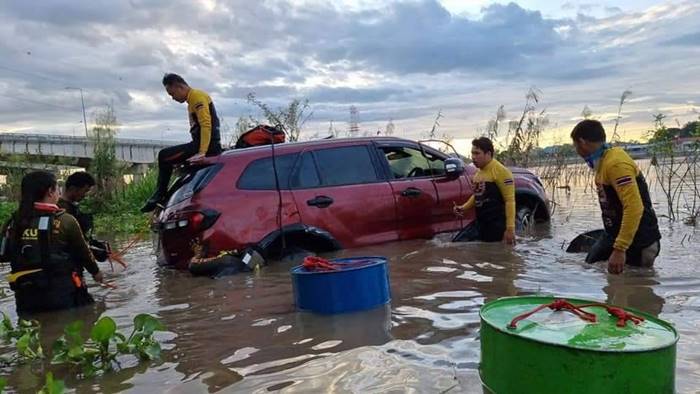 ขับรถตกน้ำ