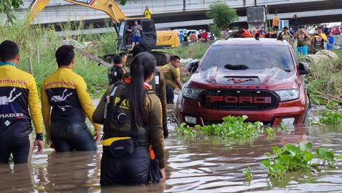 ขับรถตกน้ำ