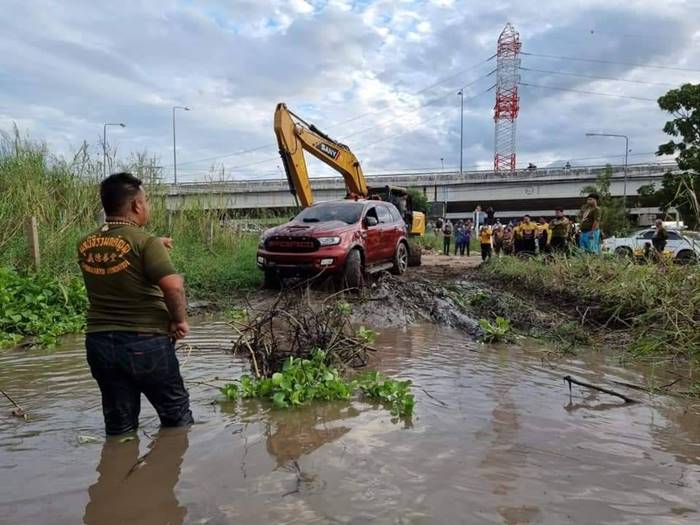 ขับรถตกน้ำ