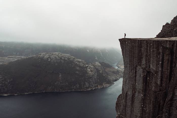 ตกหน้าผา