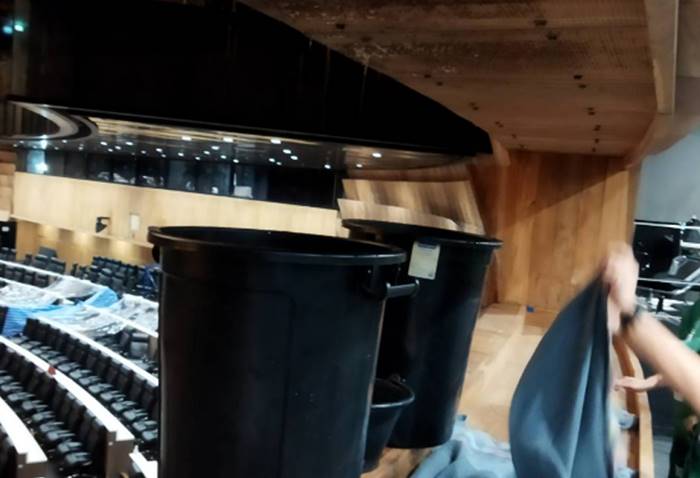 น้ำรั่ว ห้องประชุมสภา