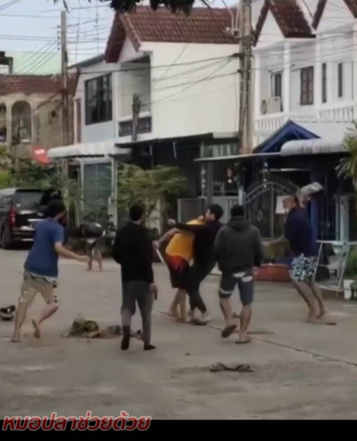 6 รุม 1, คนถูกแทงตาย