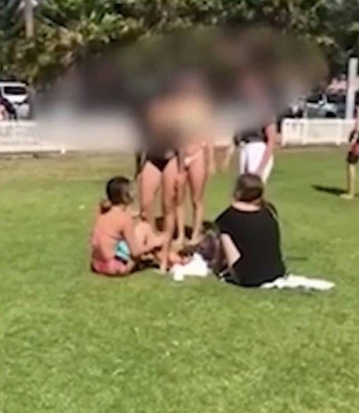 สาวบิกินี่, ตบกัน