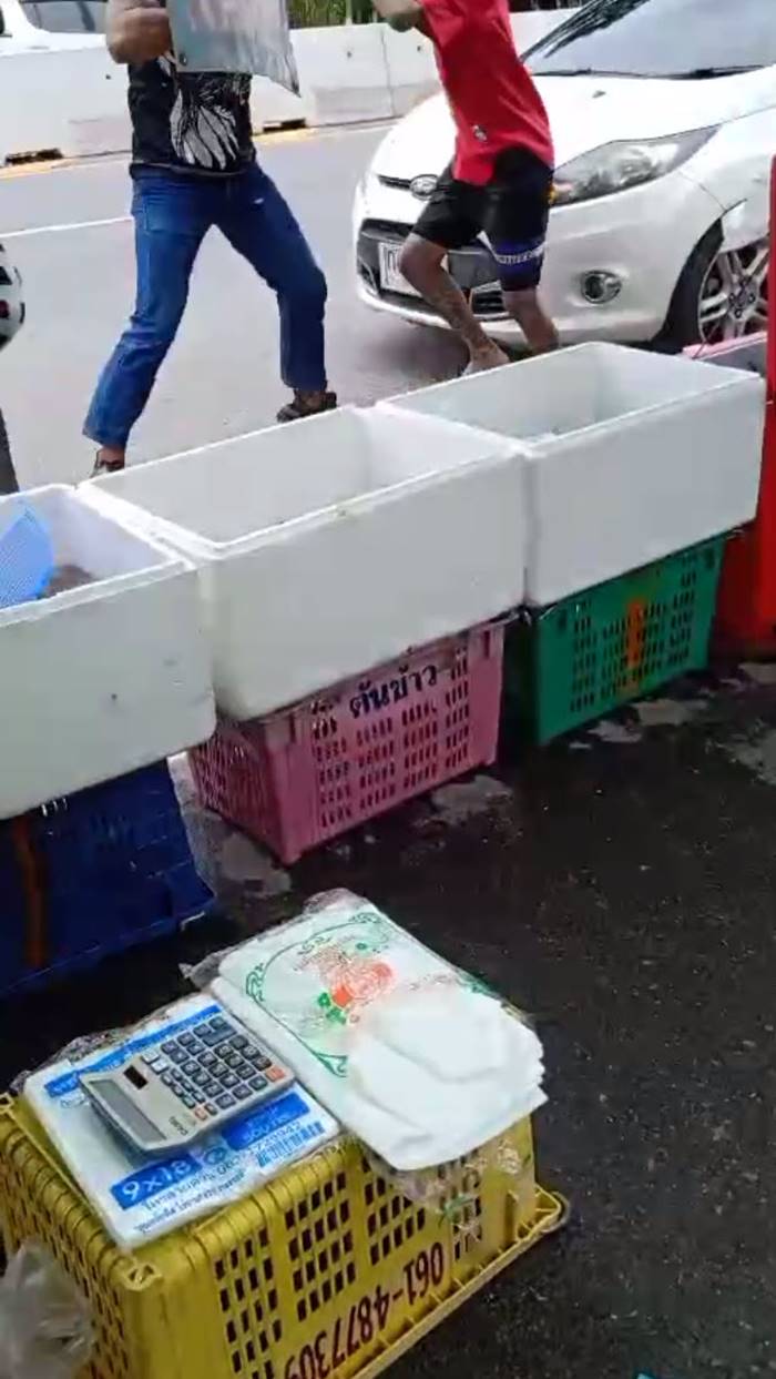 พ่อค้ากุ้งทะเลาะกัน