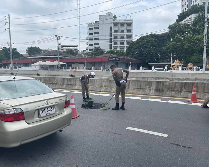ตำรวจซ่อมถนน