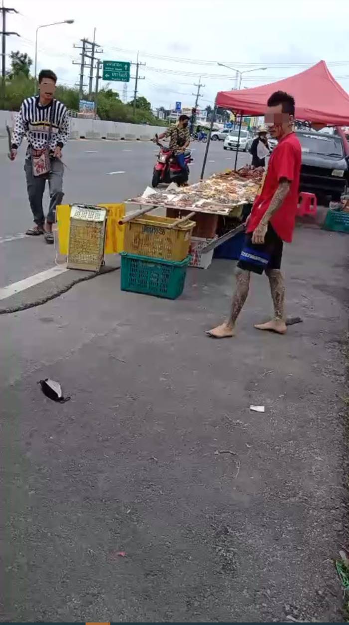 พ่อค้ากุ้งทะเลาะกัน