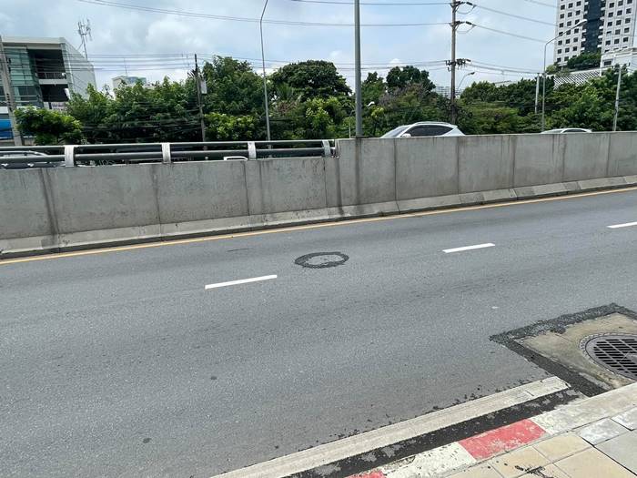 ตำรวจซ่อมถนน