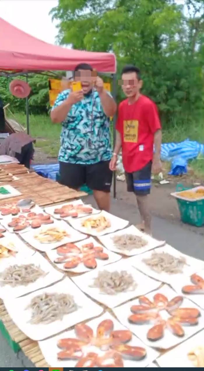 พ่อค้ากุ้งทะเลาะกัน