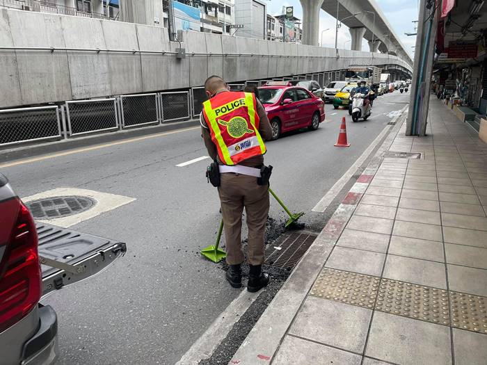 ตำรวจซ่อมถนน