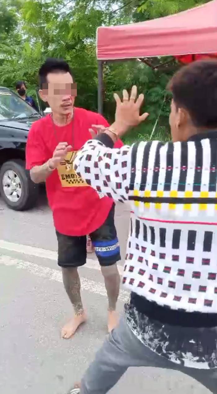 พ่อค้ากุ้งทะเลาะกัน