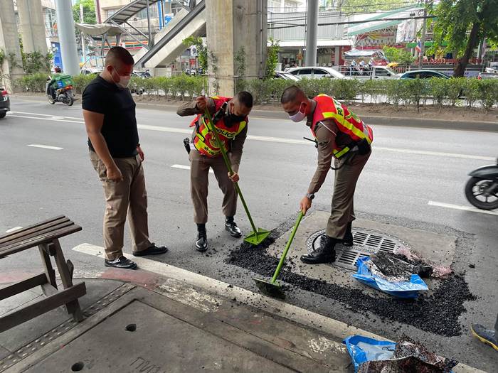 ตำรวจซ่อมถนน