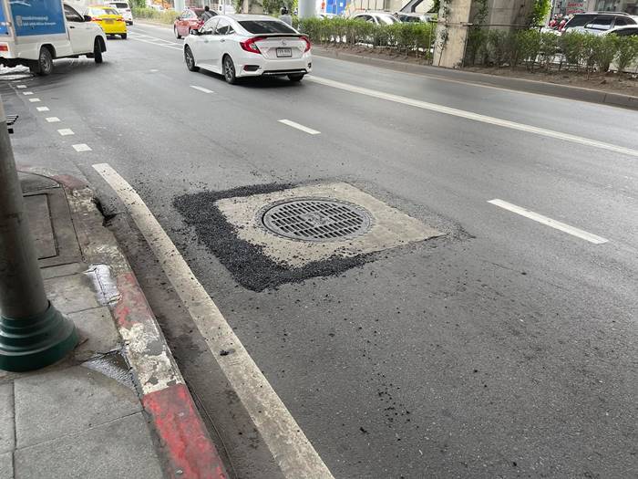 ตำรวจซ่อมถนน