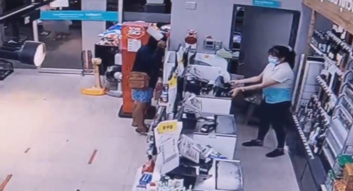 ปล้นร้านสะดวกซื้อ