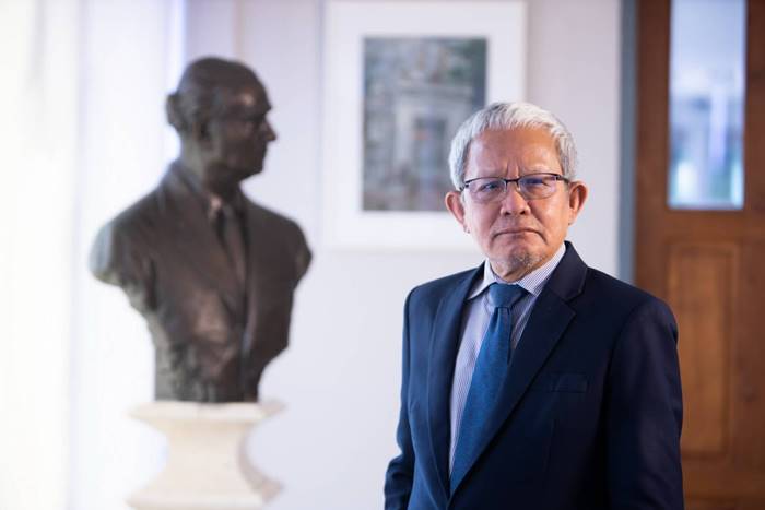 อธิการบดี, แอร์โฮสเตส