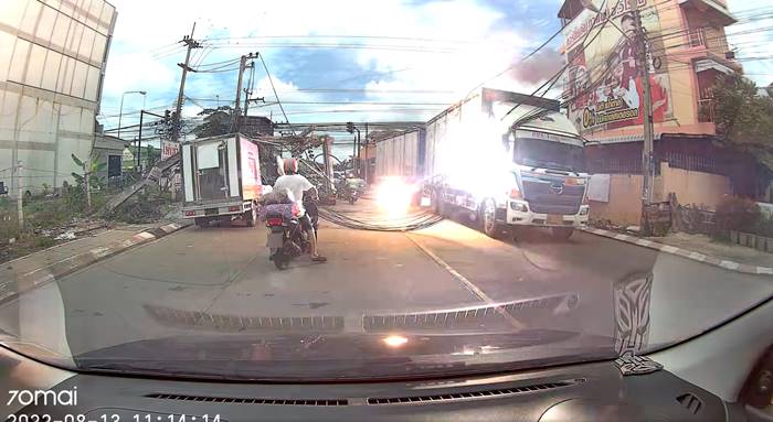 รถพ่วงเกี่ยวสายไฟ