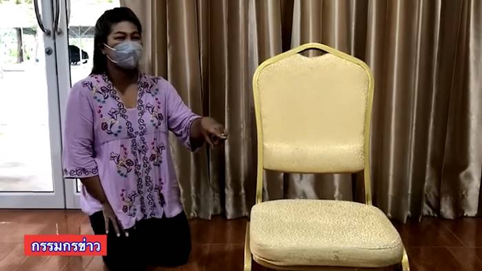 เด็กหัวติดเก้าอี้