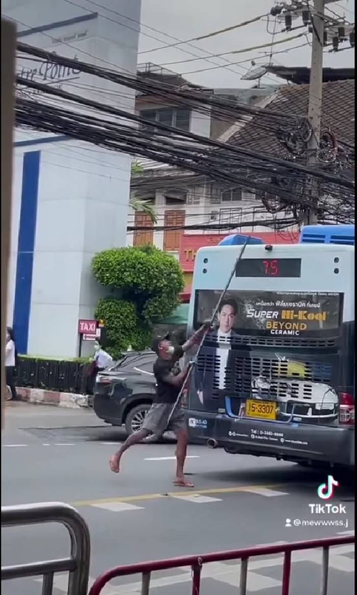 เพชรจ้า, รถเมล์