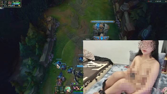 สตรีมโป๊, แก้ผ้าเล่นเกม