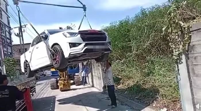 จอดรถขวางหน้าบ้าน