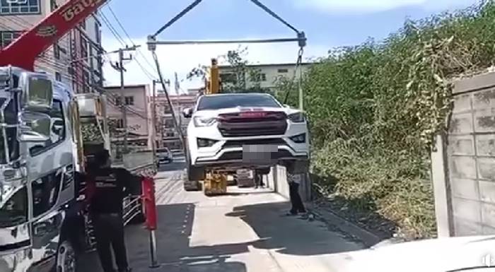 จอดรถขวางหน้าบ้าน