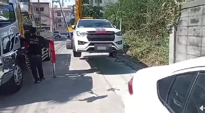 จอดรถขวางหน้าบ้าน