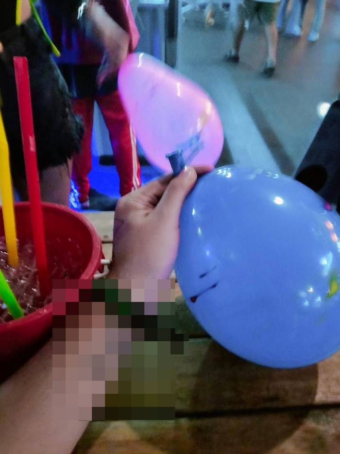 ลูกโป่งหัวเราะ