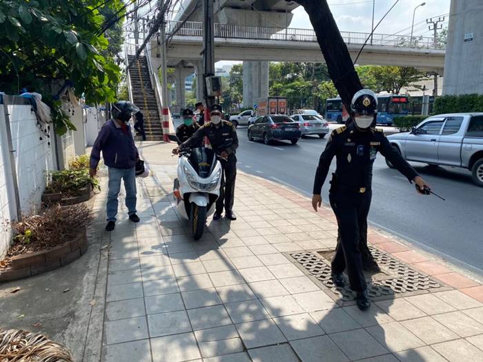  เทศกิจ, ขี่รถบนทางเท้า