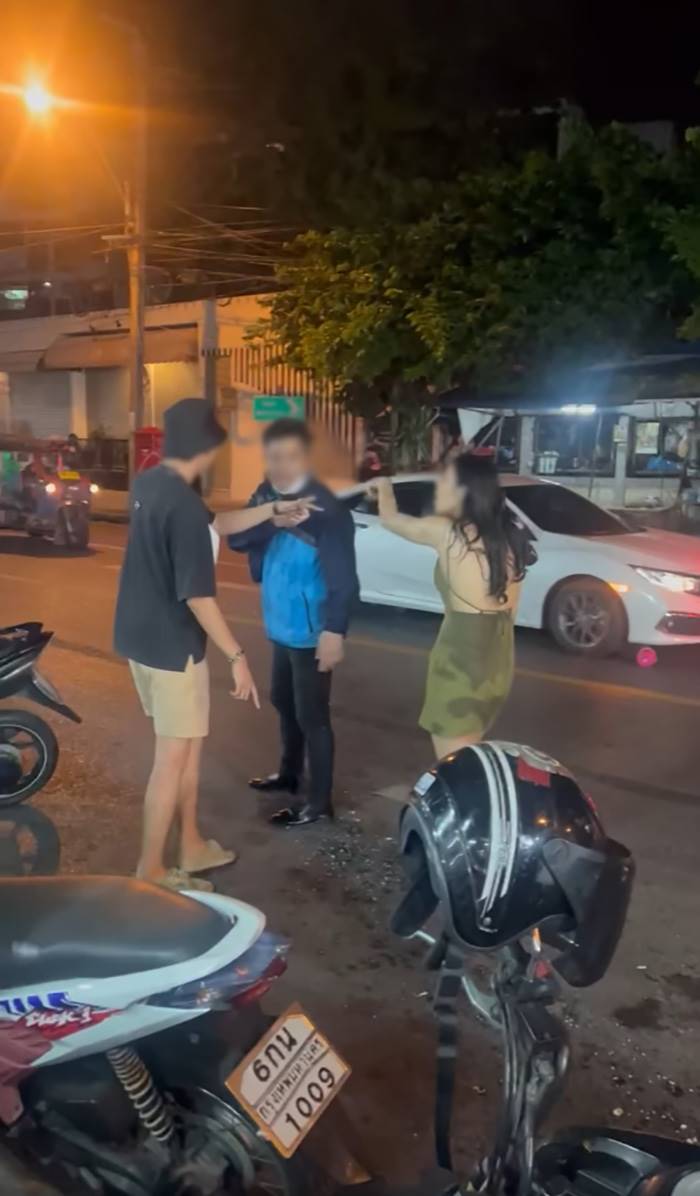  สาดน้ำนักมวย