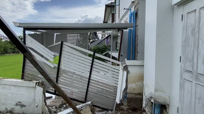 บ้านพัง, บ้านทรุด