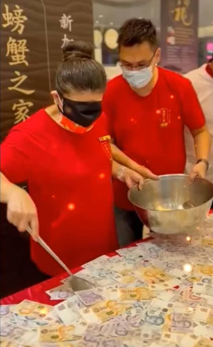 แจกเงินพนักงาน